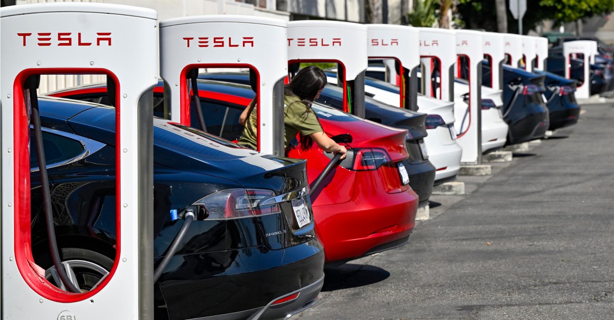 Tesla cho phép xe rời khỏi trụ sạc giữa chừng khi có tình huống khẩn cấp