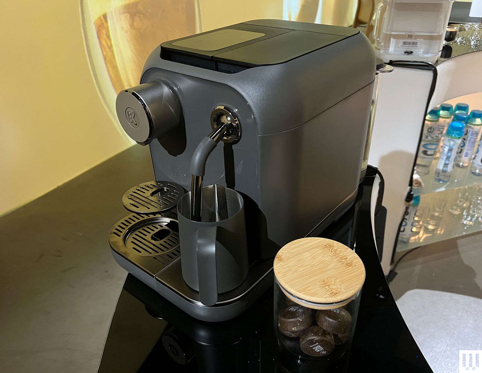 Máy pha cà phê Keurig Alta nhìn từ phía trước