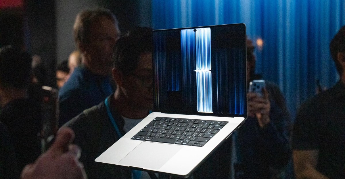 Trên tay MacBook Pro màn hình cảm ứng đầu tiên của Apple