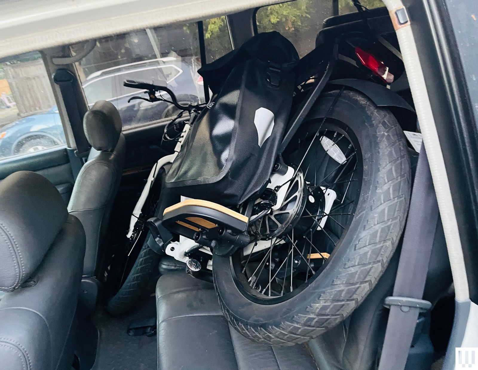 JackRabbit MG Cargo xếp gọn trong ô tô