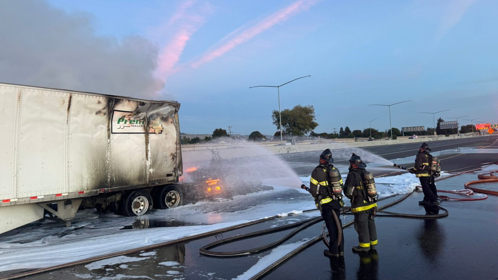 Hiện trường vụ cháy xe tải Tesla Semi trên xa lộ I-880