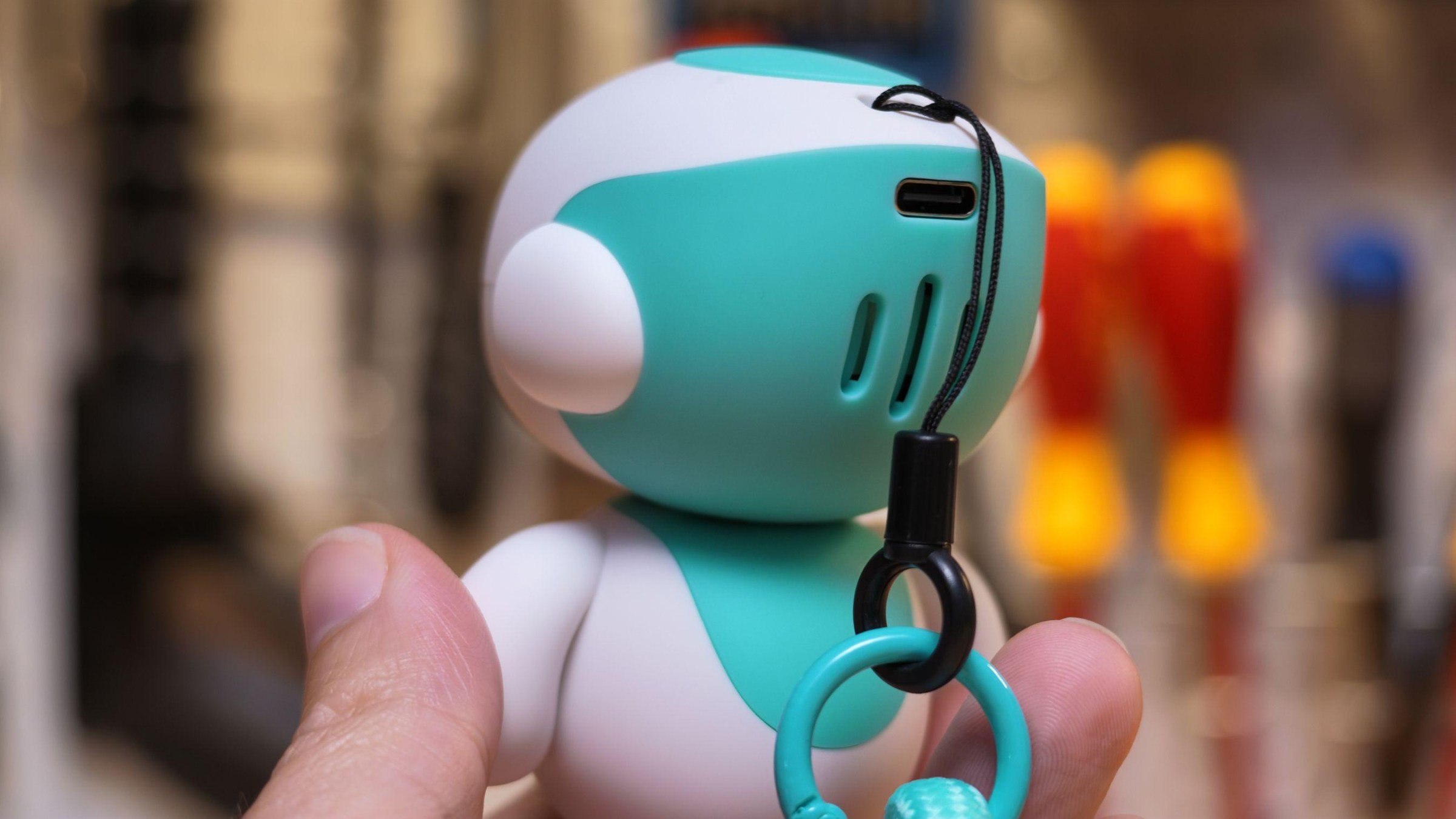 Robot Eiliko có thể bị hacker chiếm quyền điều khiển tính cách và nội dung trò chuyện
