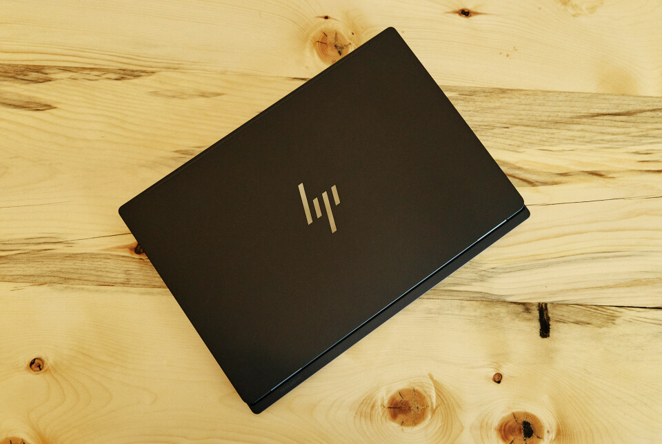 HP OmniBook Ultra 16 nhìn từ bên hông với đầy đủ cổng kết nối