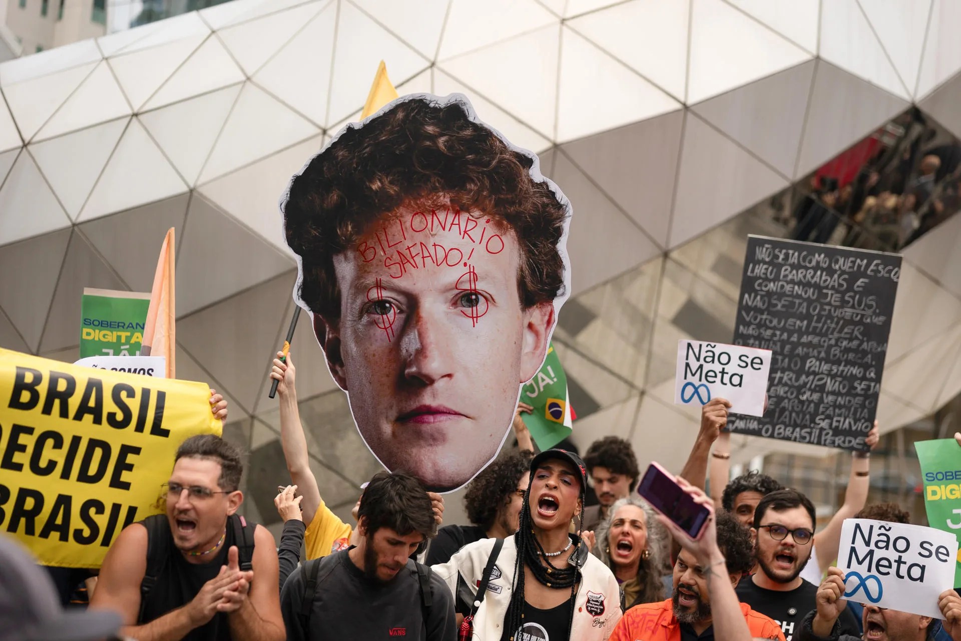 Các biểu ngữ nhắm vào Zuckerberg và giới công nghệ lớn