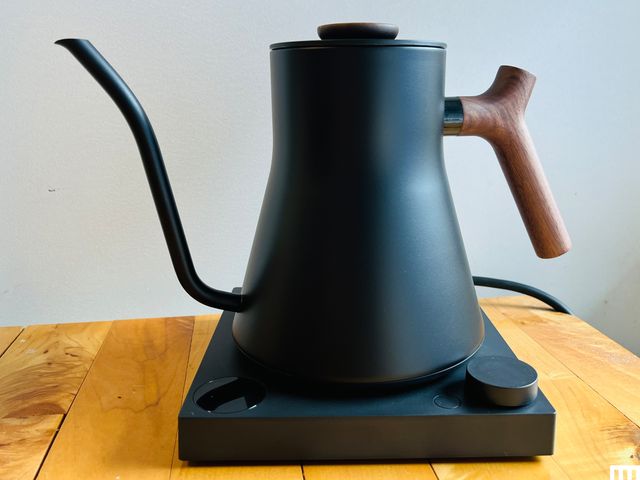 Ấm điện tử Fellow Stagg Pro trên bàn bếp