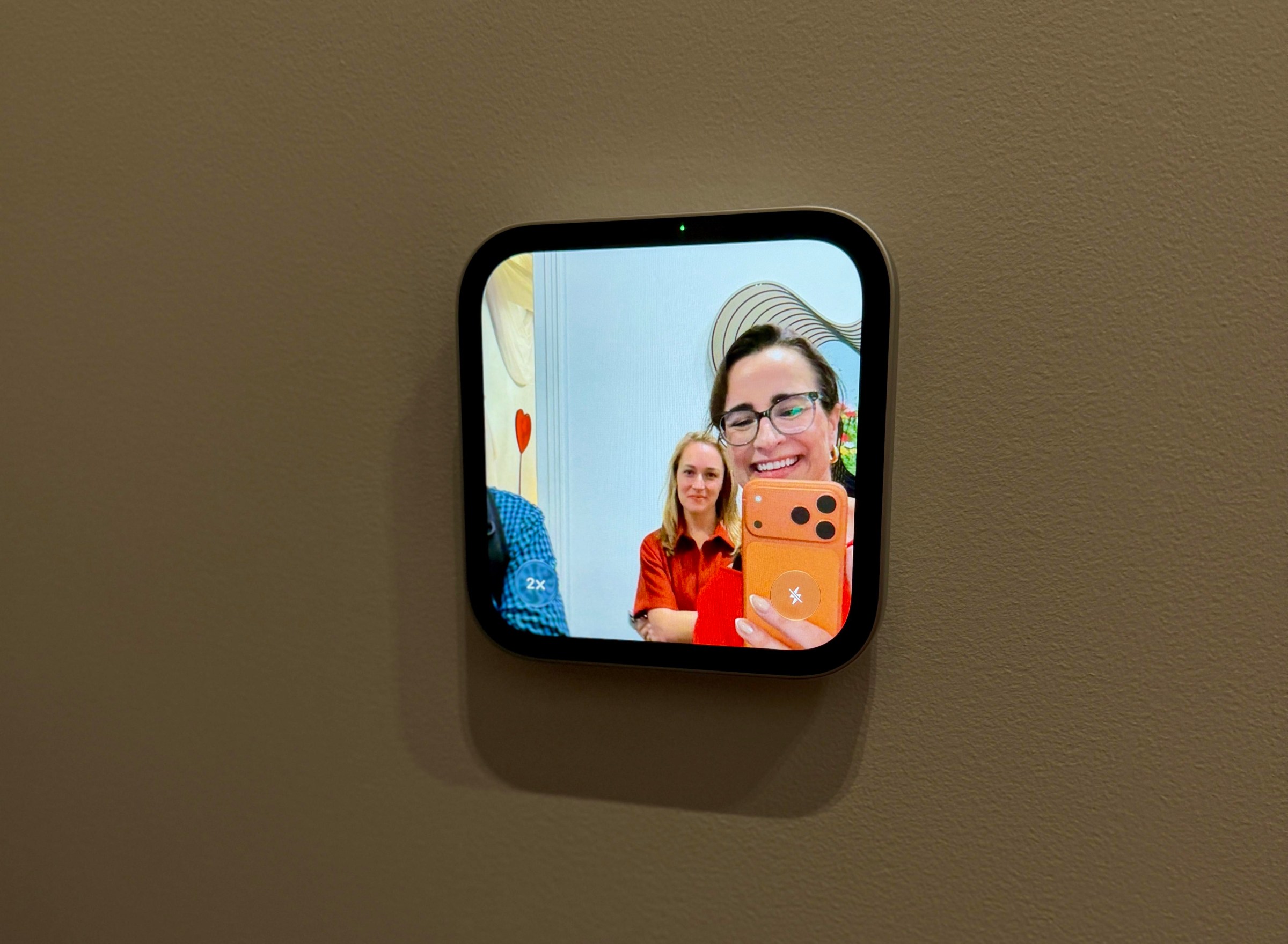 HomeView có camera 12 MP cho FaceTime và nhận diện khuôn mặt