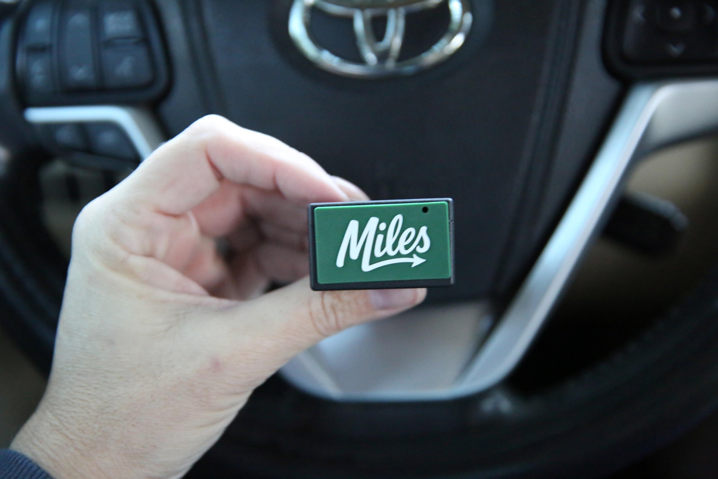 Thiết bị Miles Plug cắm vào cổng OBD-II của xe