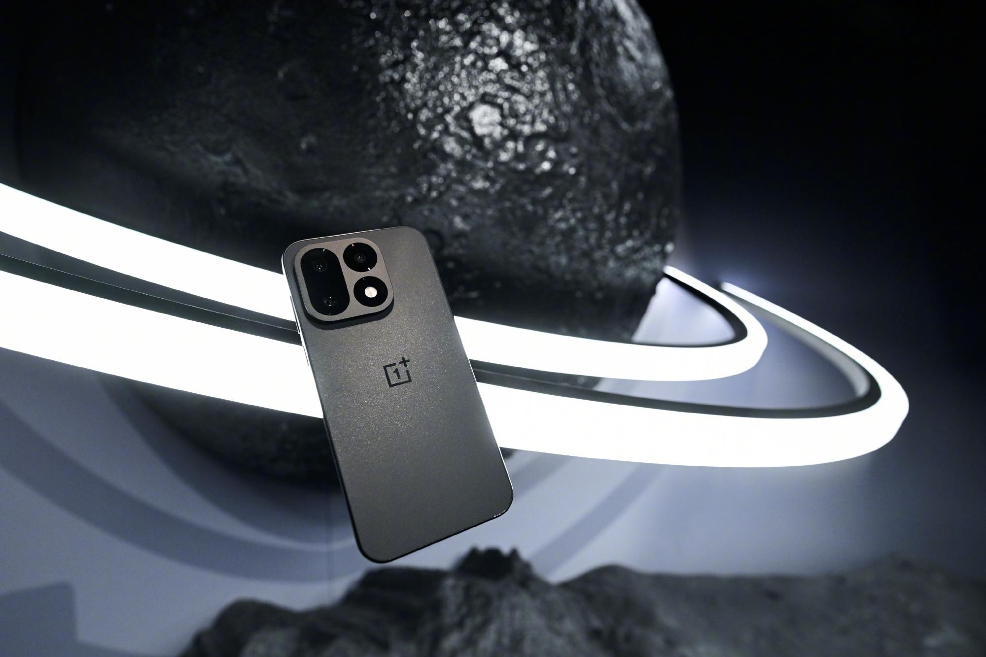 Cụm ba camera sau của OnePlus 16