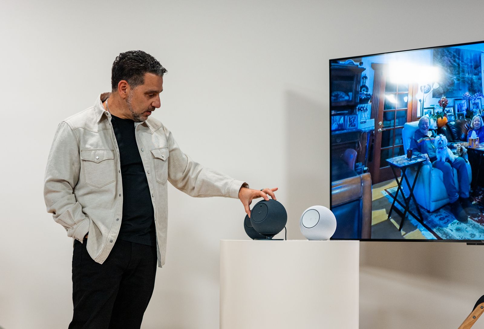 Panos Panay gọi video cho bố qua camera trên Echo Studio mới