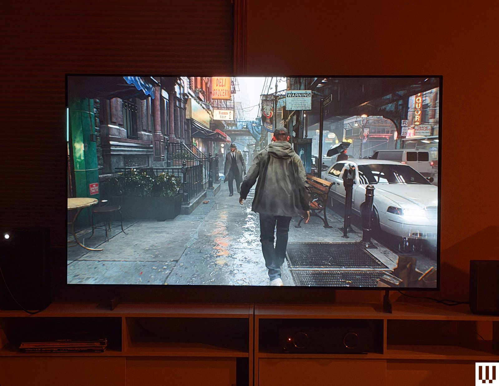 LG B6 OLED TV hiển thị cảnh mưa trong phòng tối
