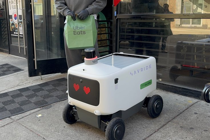 Robot giao hàng tự hành trên vỉa hè