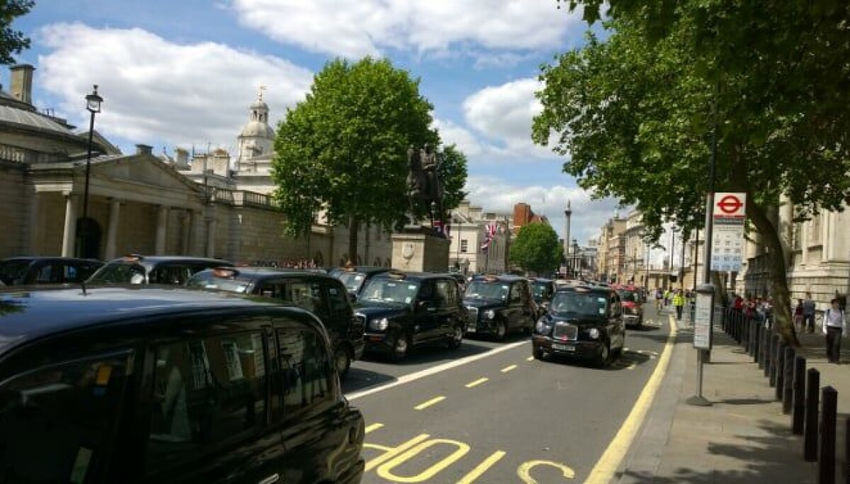 Tài xế taxi London yêu cầu Thị trưởng Sadiq Khan dừng triển khai robotaxi