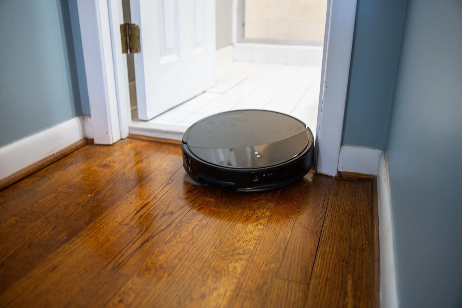 Robot hút bụi Roborock Saros 20 vượt ngưỡng cửa cao