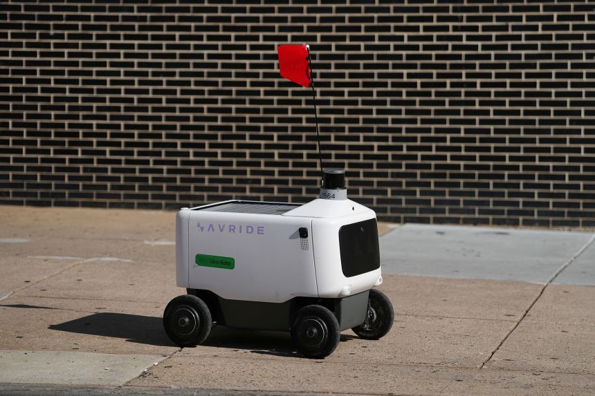 Robot giao hàng tự hành trên vỉa hè Philadelphia