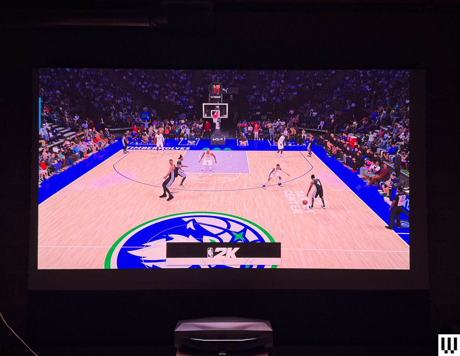 Máy chiếu hiển thị trận đấu NBA 2K27