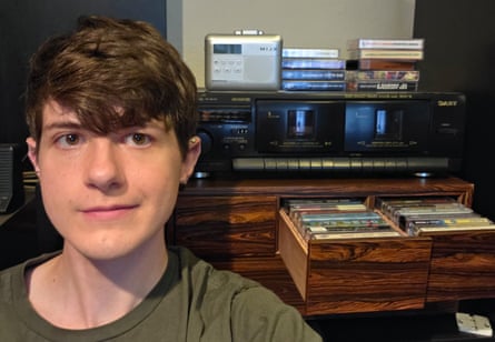 Gia đình quây quần xem phim trên định dạng cũ