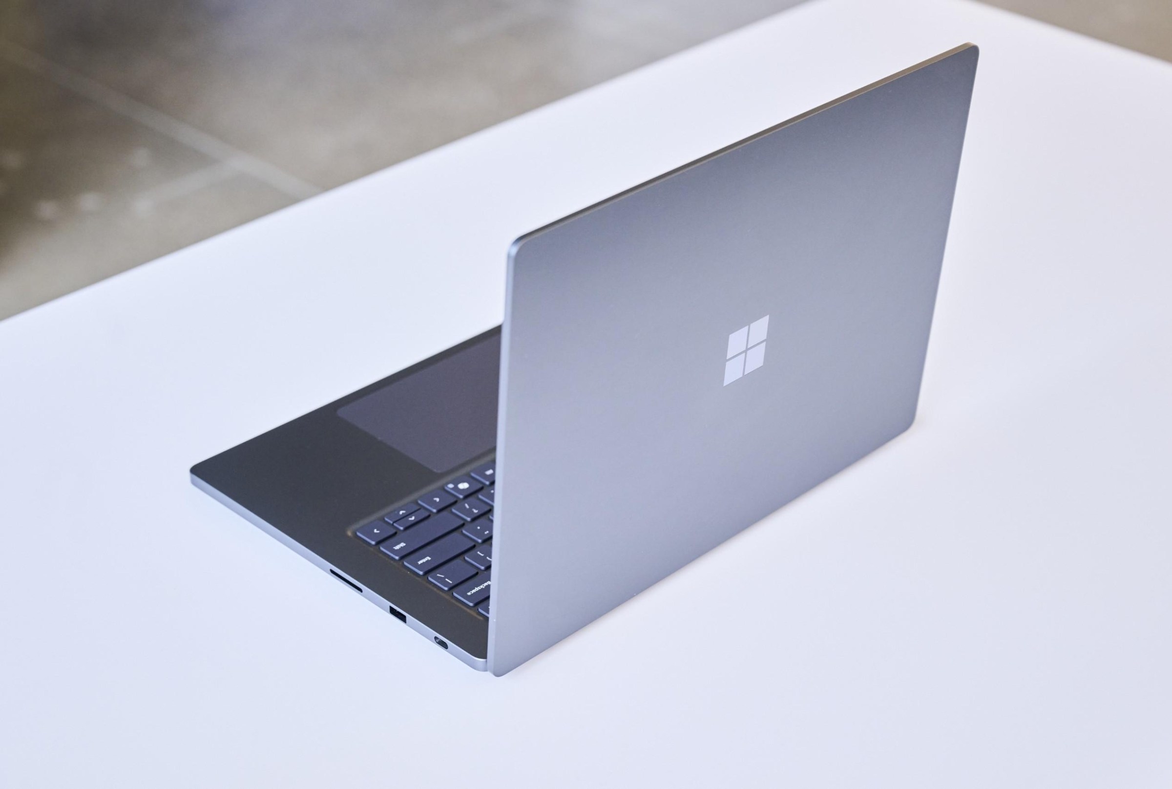 Robot BB8 của Microsoft kiểm tra Surface Laptop Ultra