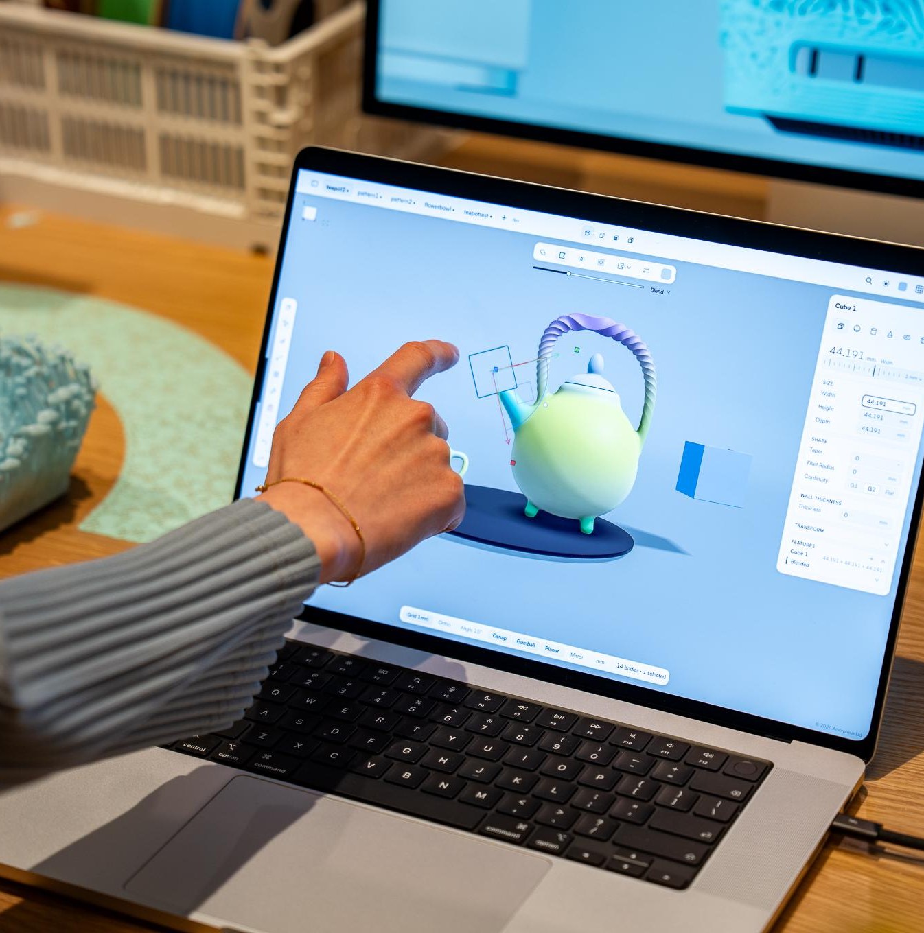 MacBook Pro màn hình cảm ứng OLED