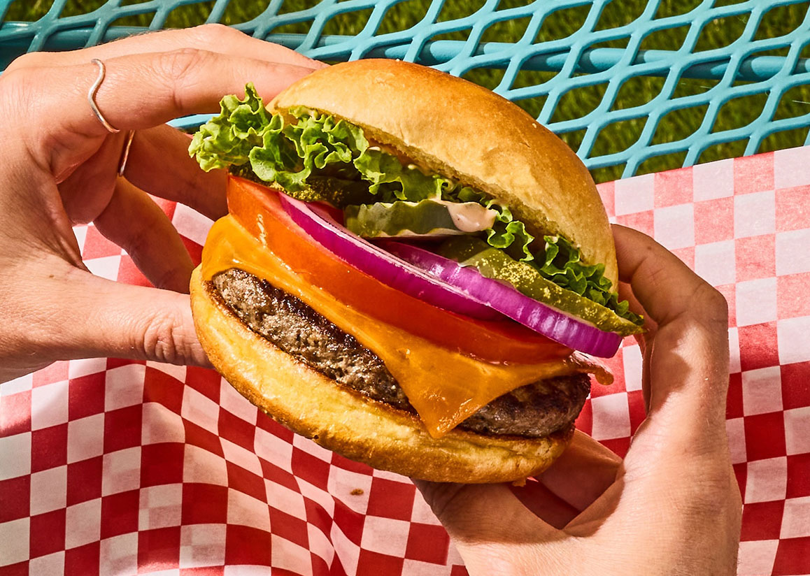 Burger Both Burger làm từ thịt bò và hỗn hợp rau củ