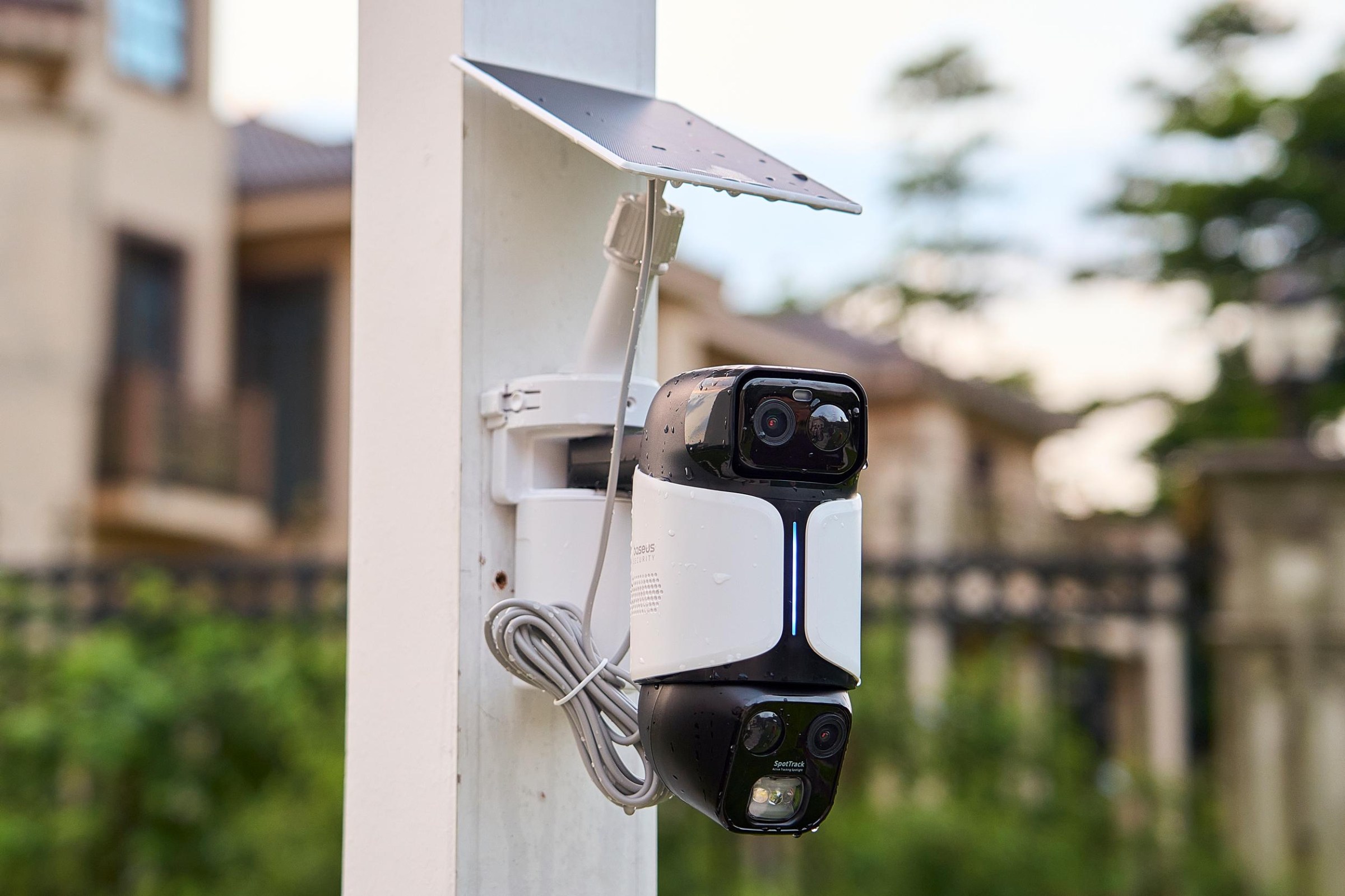 Tấm pin mặt trời đi kèm có thể gắn trên camera hoặc đặt cách xa một đoạn
