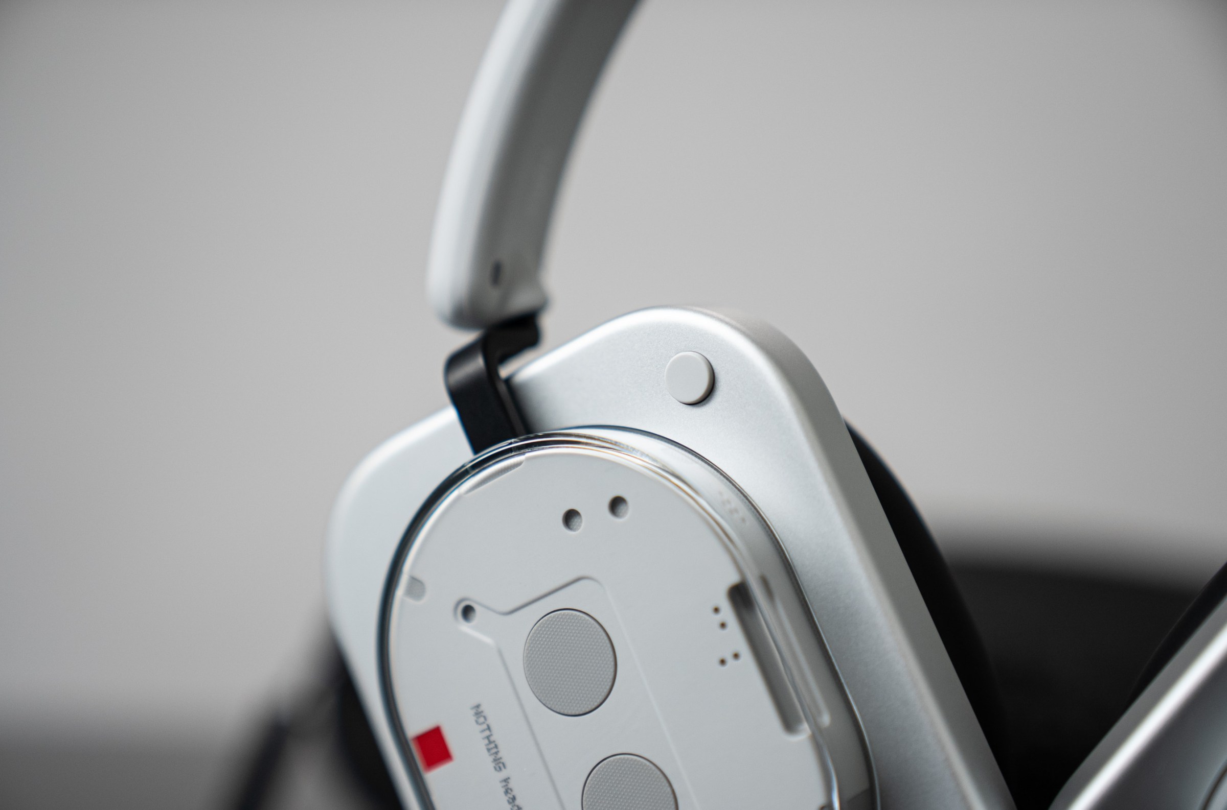 Thiết kế trong suốt độc đáo của Nothing Headphone 1