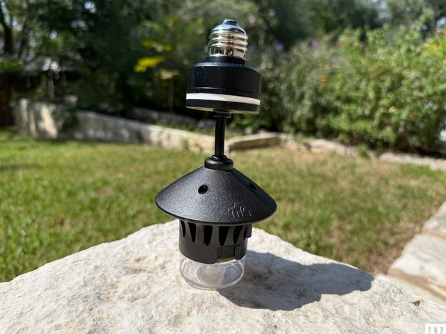 Thiết bị Tiki BiteFighter Plug & Repel gắn vào đui đèn