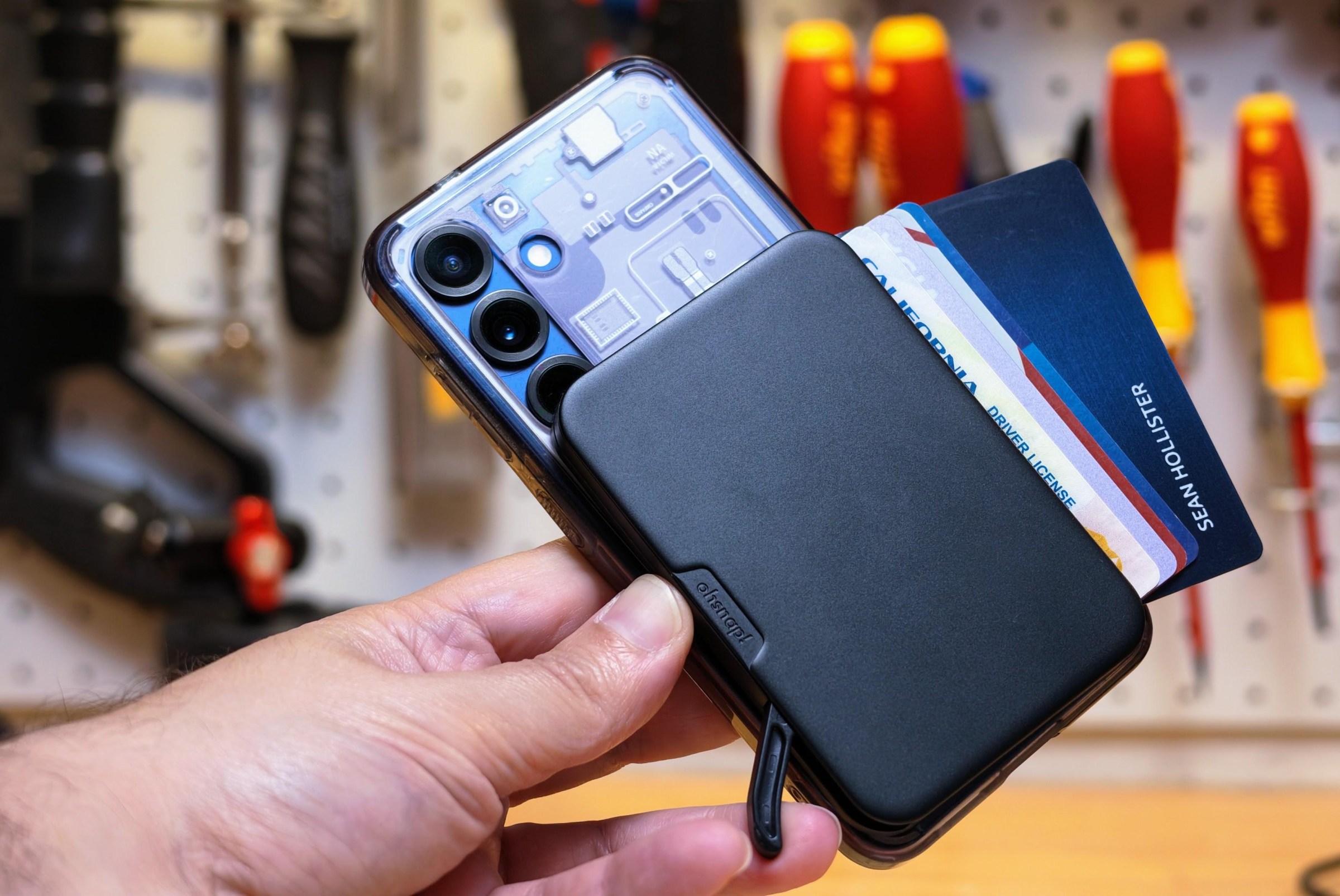 Ví OhSnap Wallet 2 với thiết kế module gắn nam châm