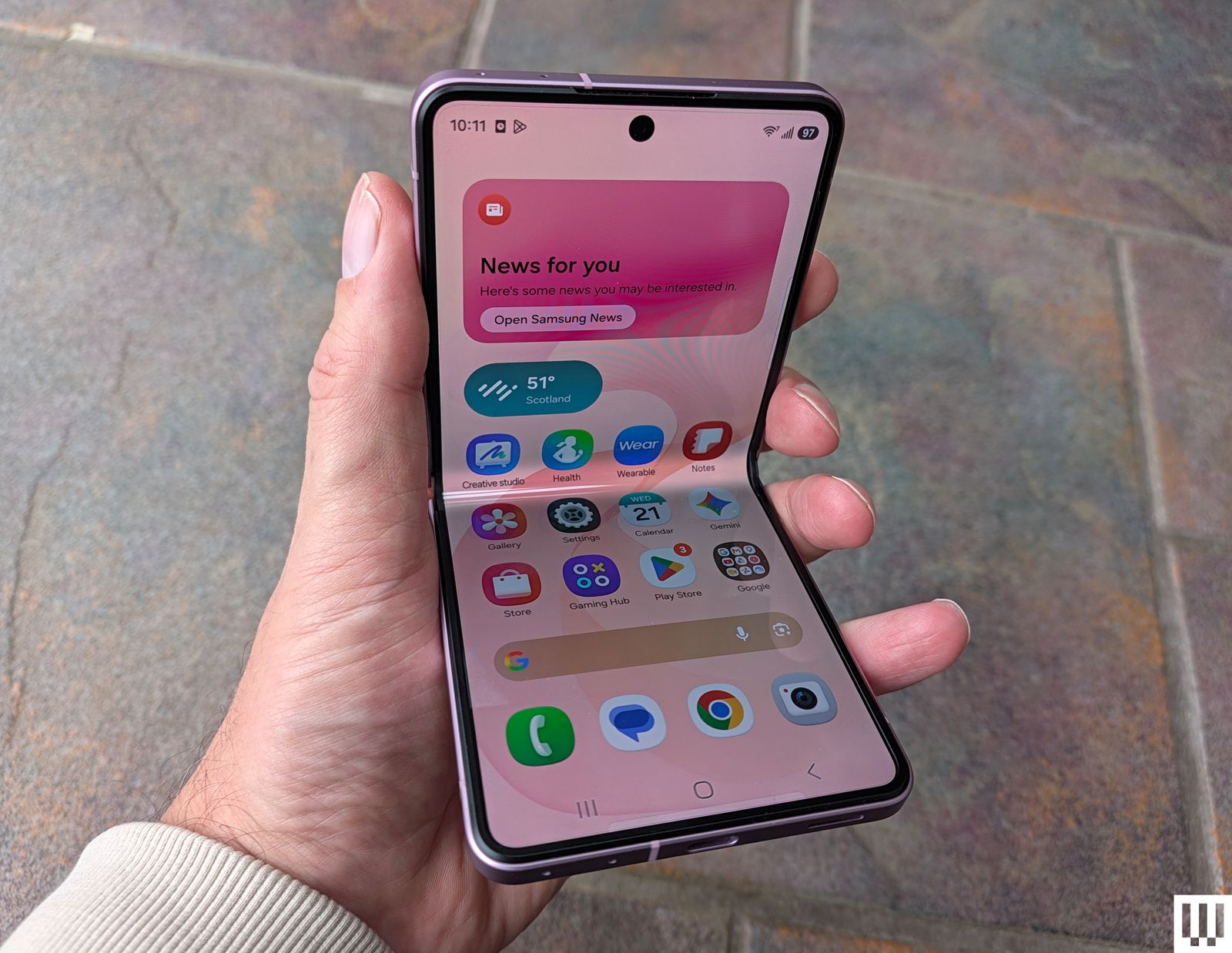 Samsung Galaxy Z Flip8 mở một nửa trên tay