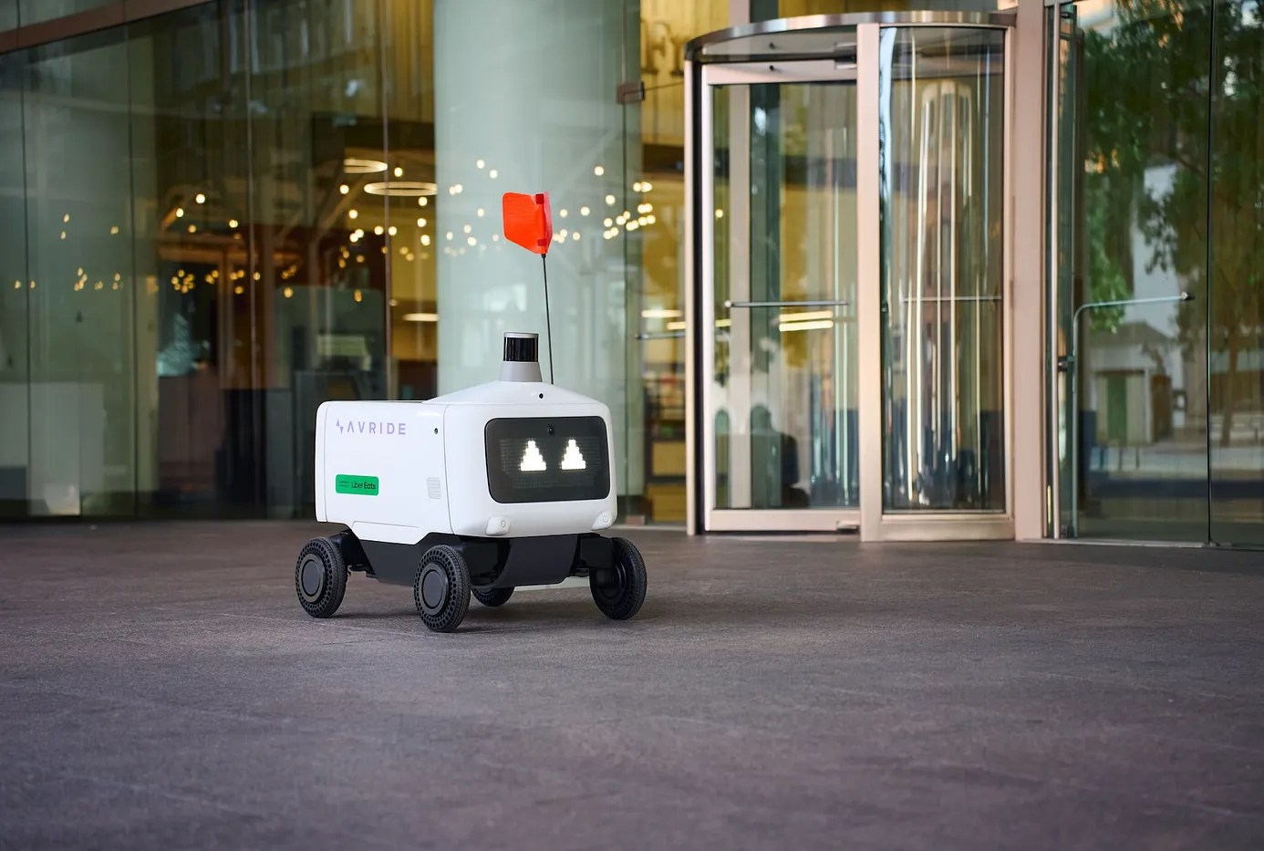 Robot giao hàng tự hành trên đường phố