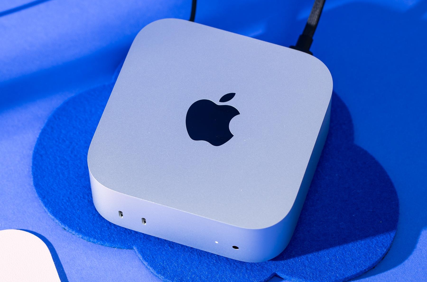 Mac Mini M6 màu bạc đặt trên bàn làm việc