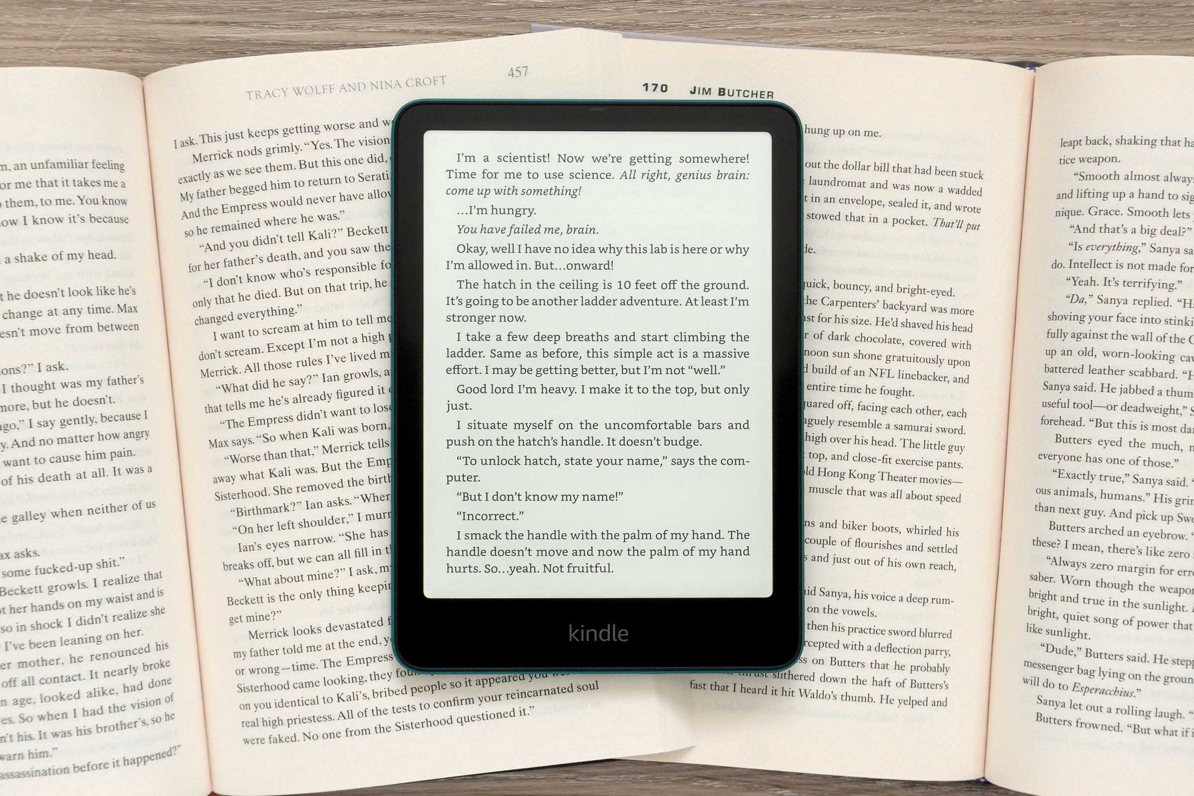 Kindle Paperwhite thế hệ trước với màn hình 300ppi