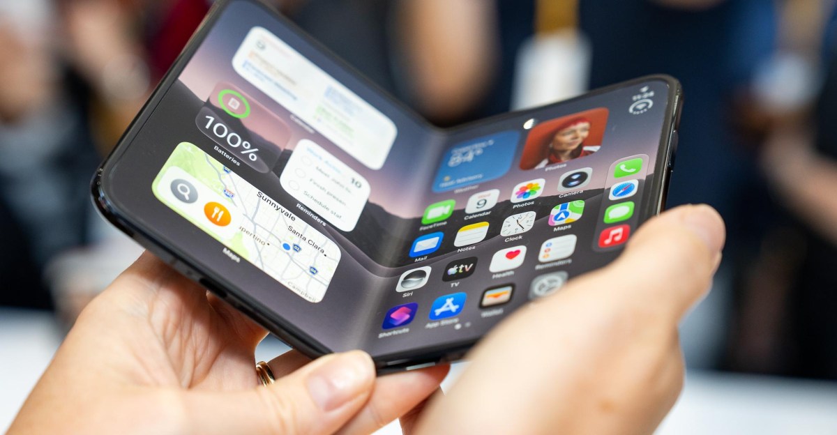 Sửa màn hình gập iPhone Duo tốn ngang mua iPhone mới