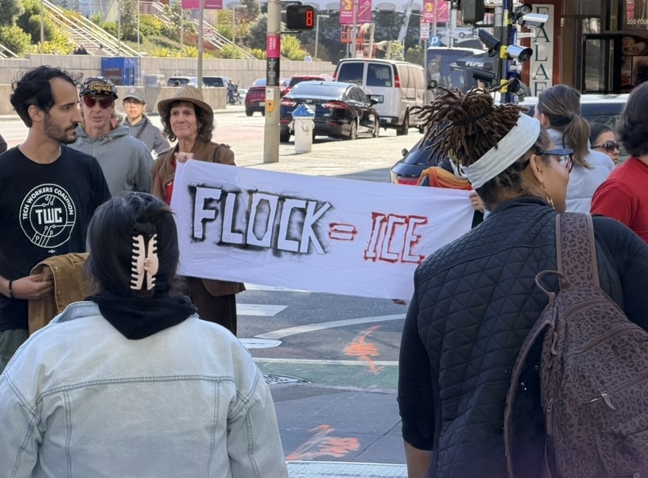 Biểu tình bên ngoài hội nghị Disrupt trong lúc Flock phát biểu