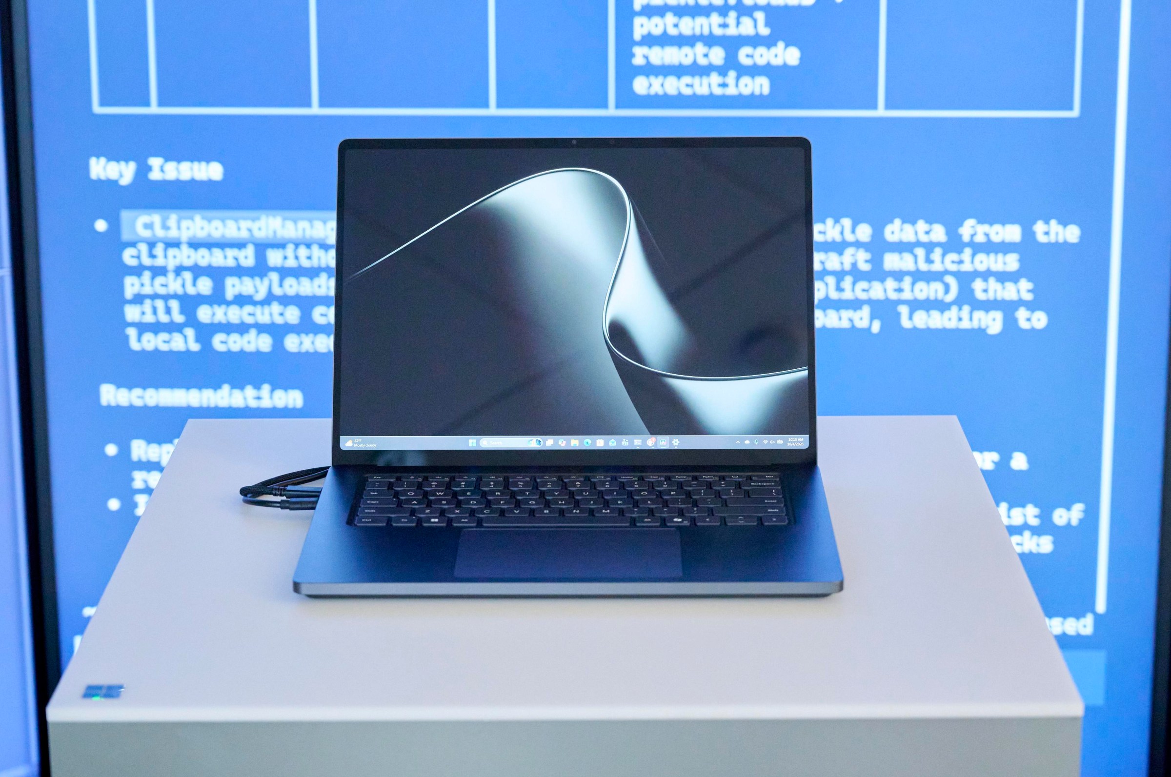 Surface Laptop Ultra với thiết kế kim loại nguyên khối