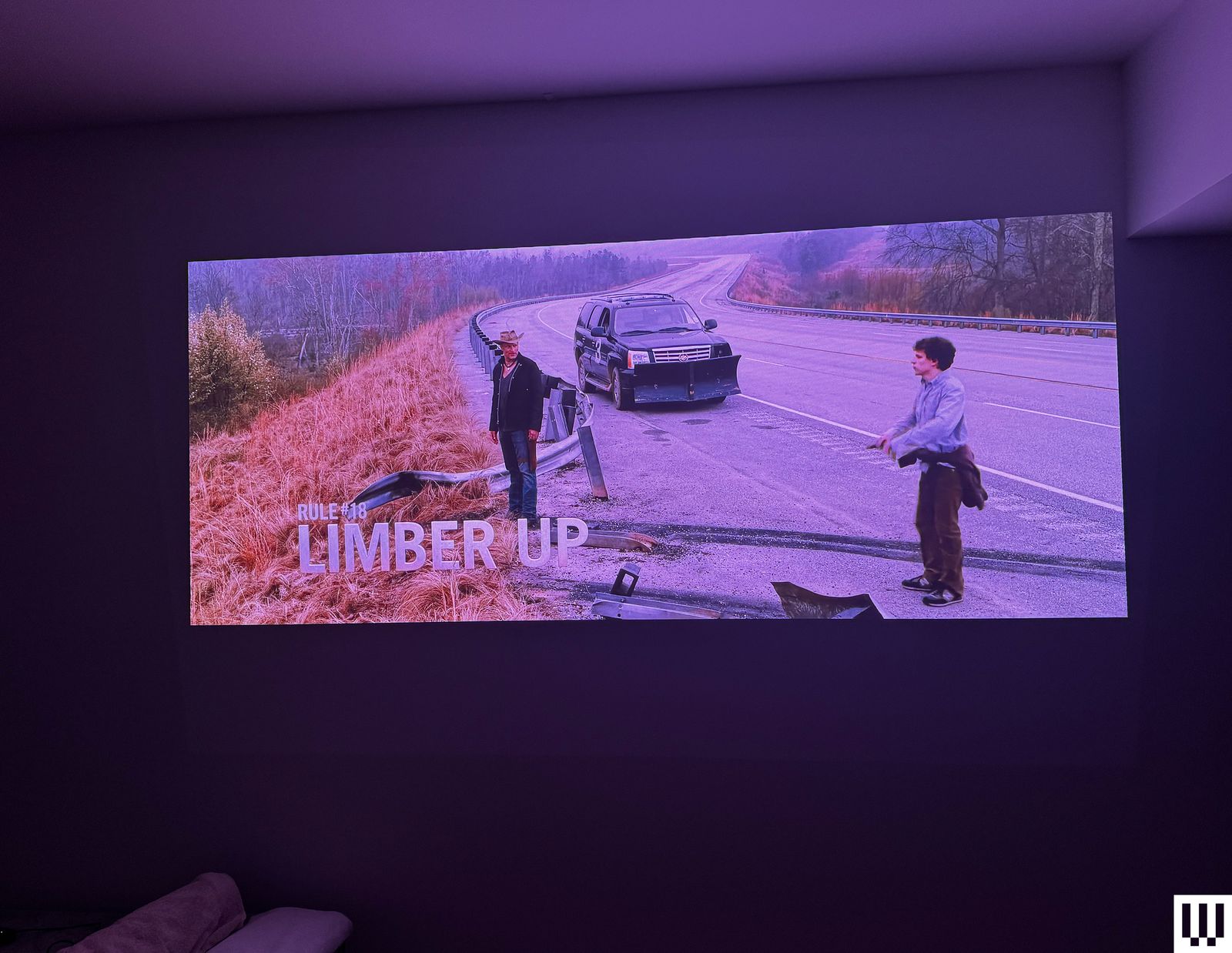 Valerion VisionMaster Max chiếu cảnh ban đêm