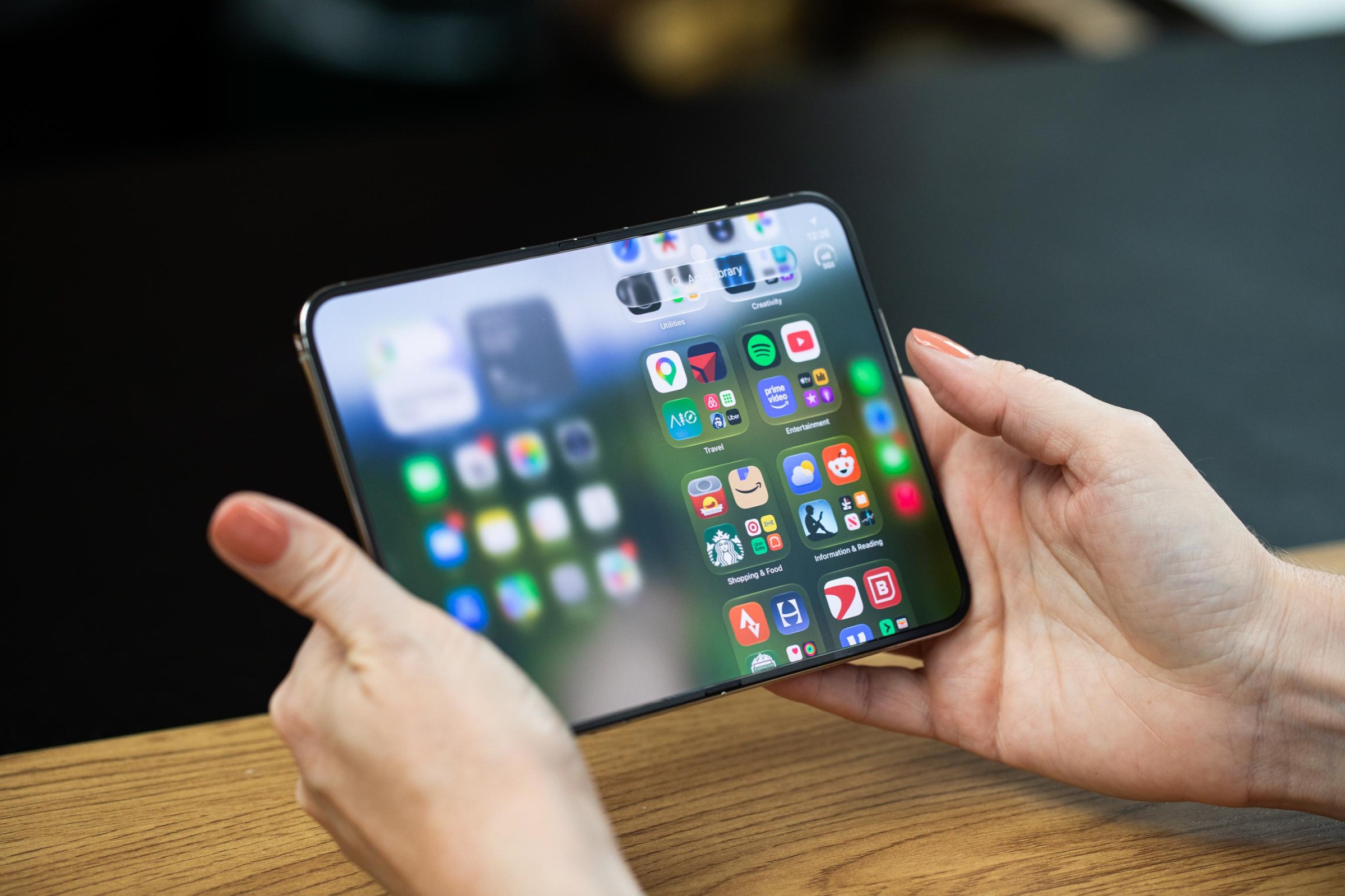 Màn hình trong của iPhone Duo với lớp phủ mờ nano-texture
