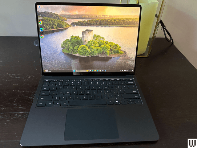 Surface Laptop thế hệ 7