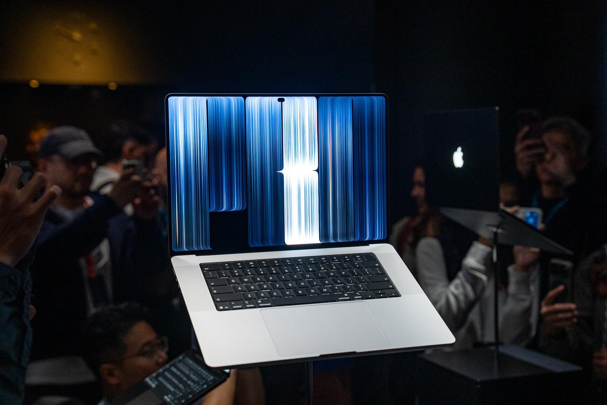 Cận cảnh màn hình OLED cảm ứng trên MacBook Pro mới