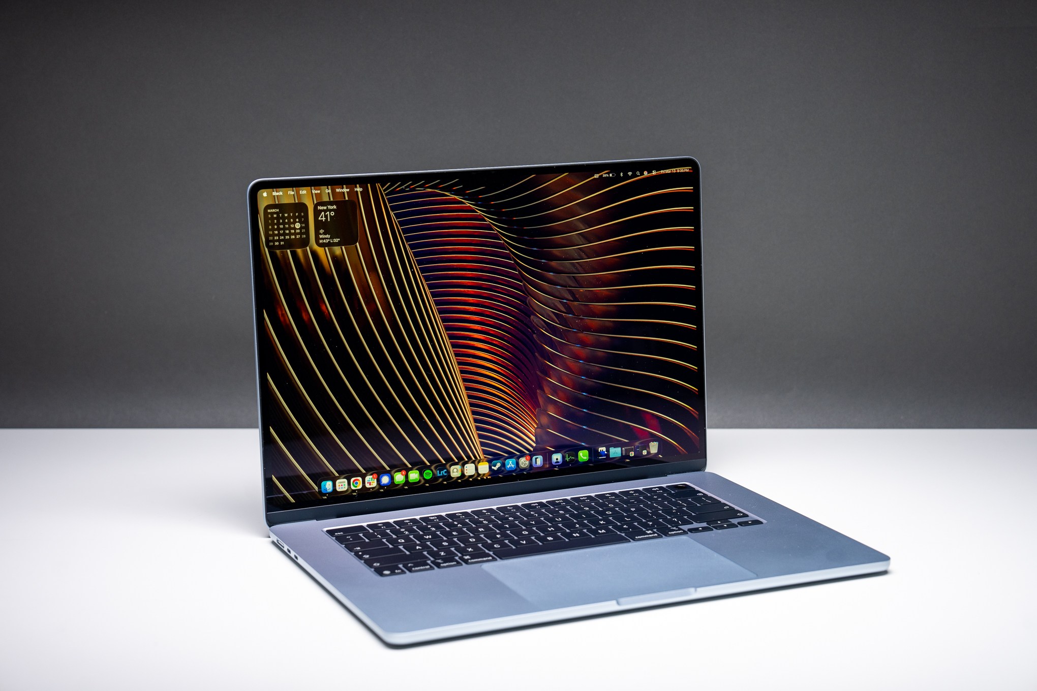 Toàn cảnh MacBook Air M5 mở nắp