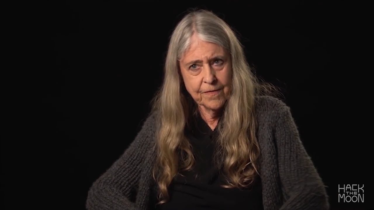 Margaret Hamilton bên cạnh bản in mã nguồn Apollo do nhóm của bà phát triển
