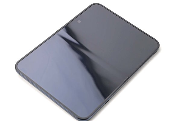 Các lớp màn hình và cấu trúc bản lề của iPhone Duo