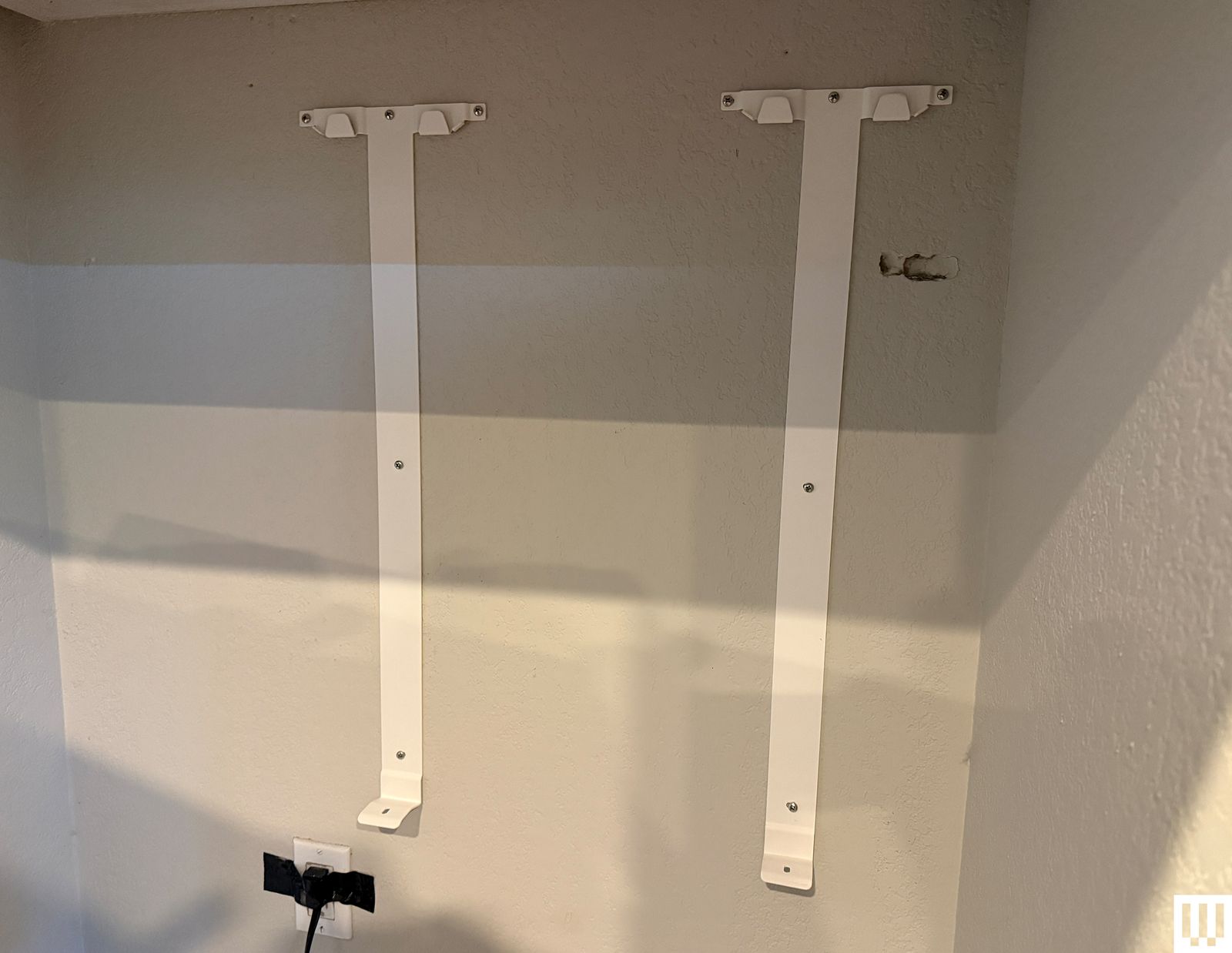 Bộ pin BioLite Backup gắn sau tủ lạnh