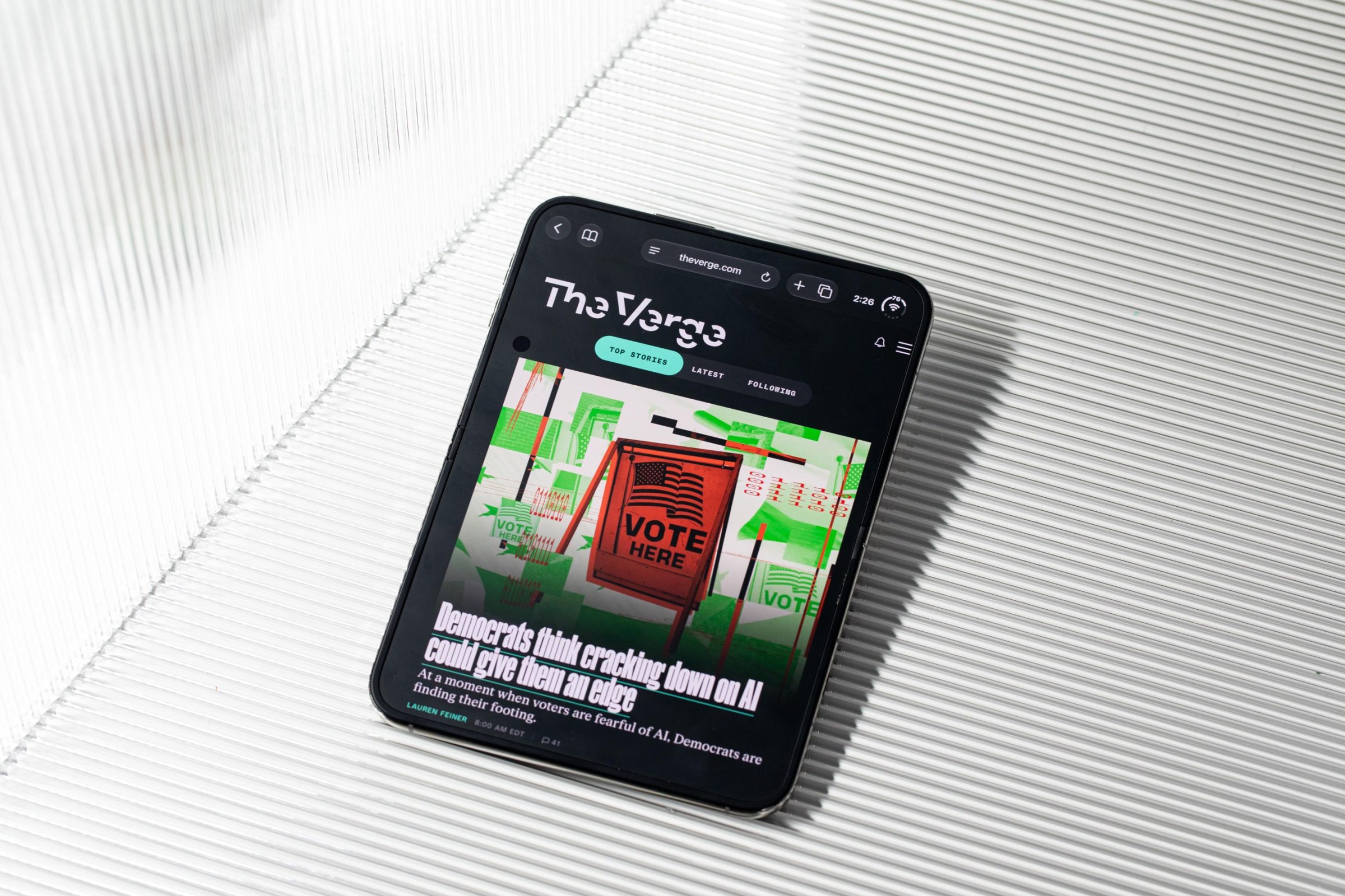 Màn hình ngoài bóng và màn hình trong mờ của iPhone Duo