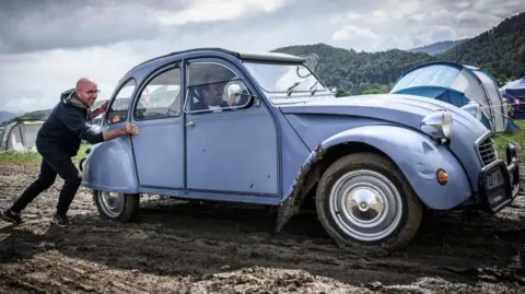 Chiếc Citroen 2CV nguyên bản trong một buổi gặp mặt thường niên