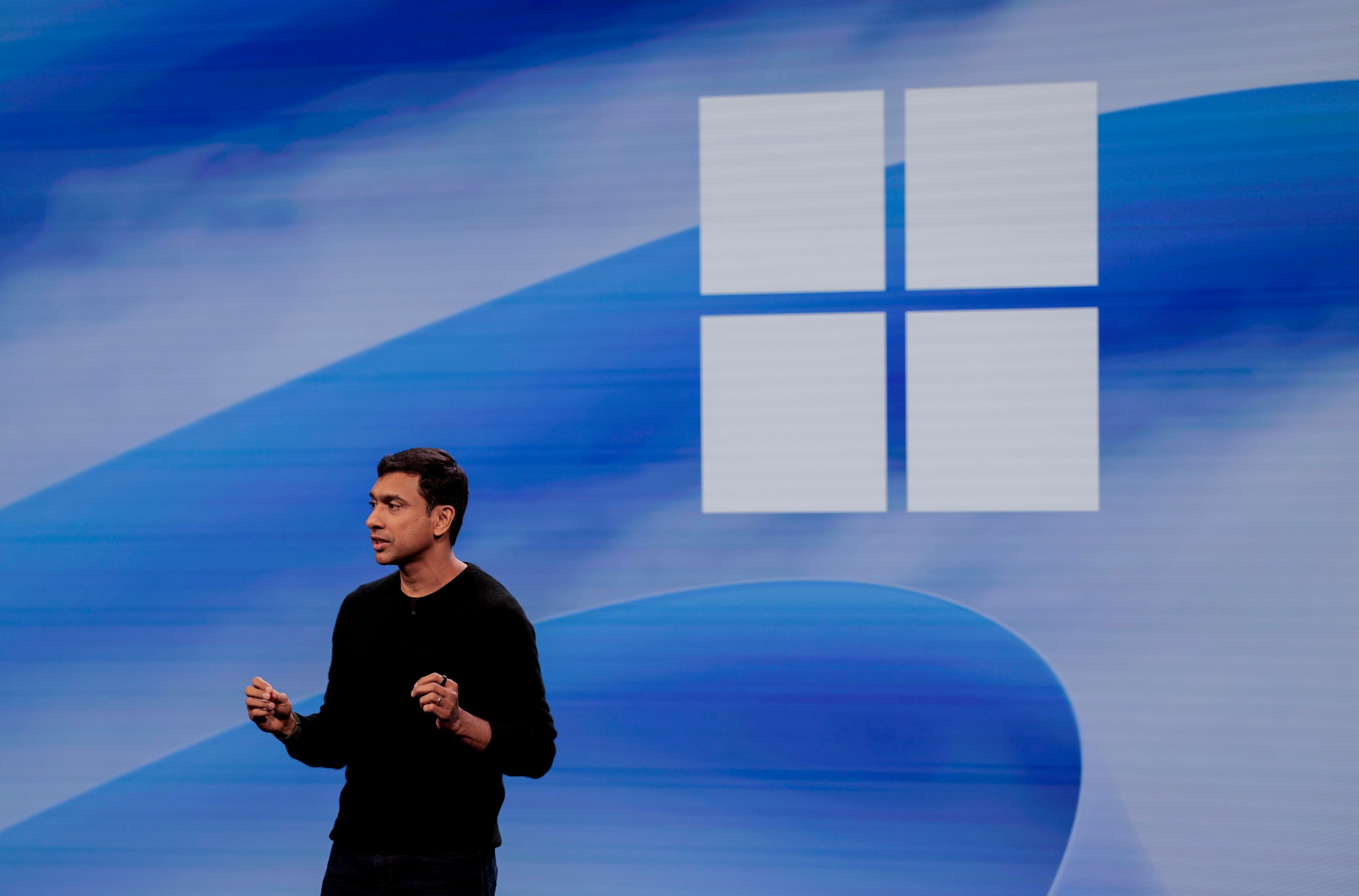 Satya Nadella phát biểu tại sự kiện của Microsoft