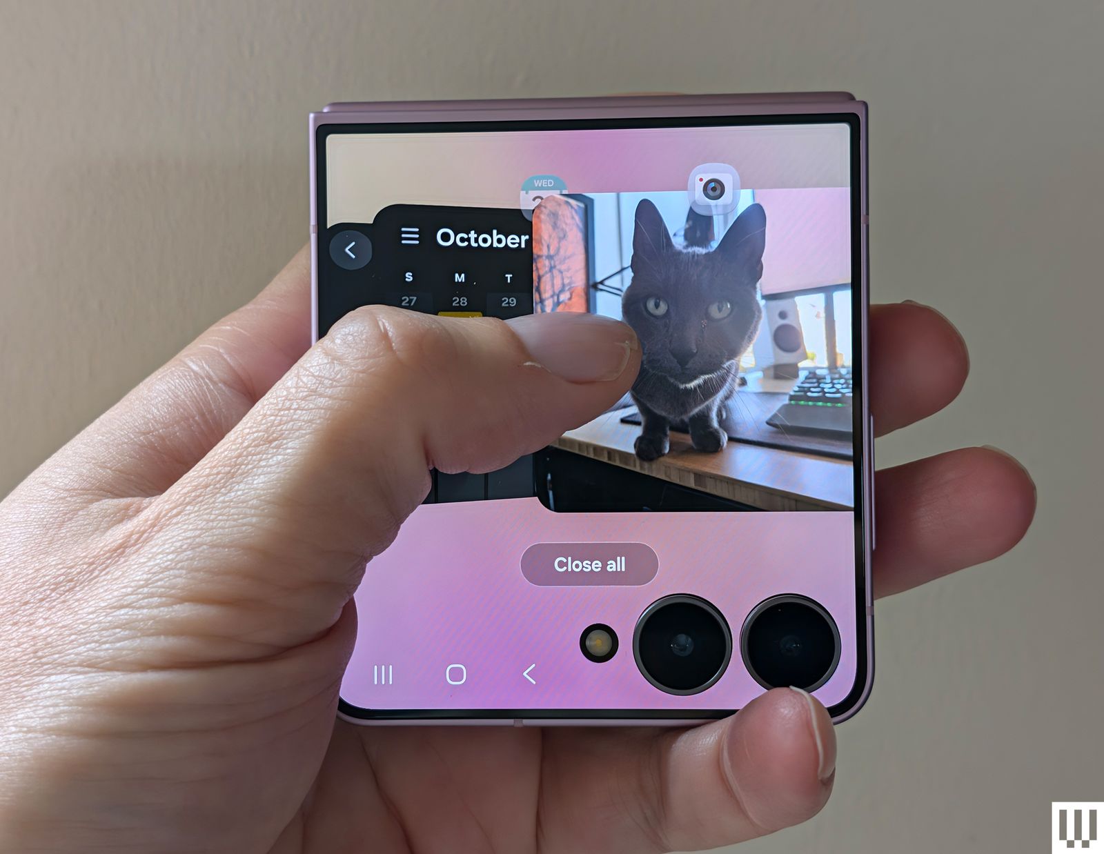 Galaxy Z Flip8 gập kín trong tay khi cuộn ứng dụng