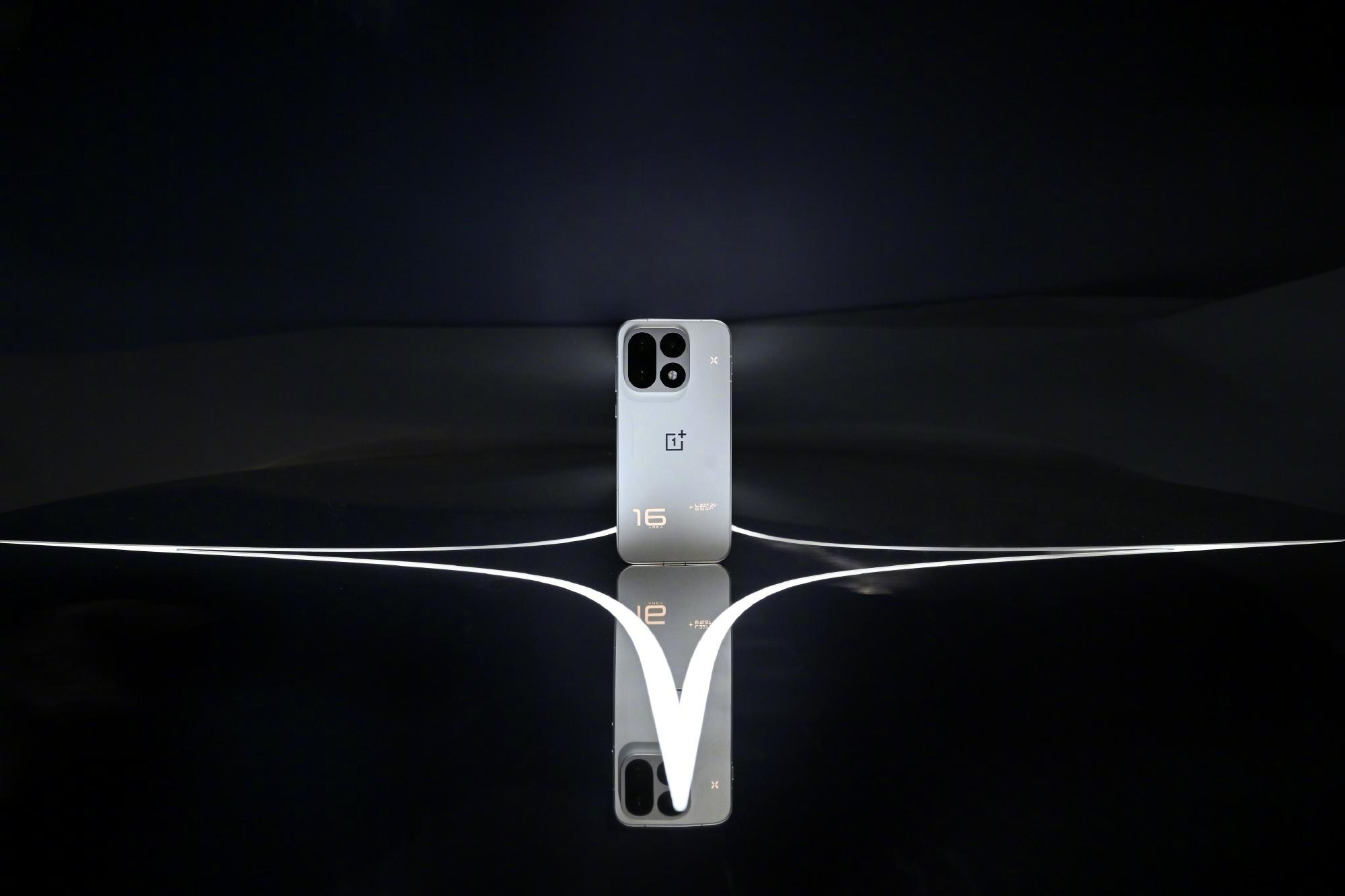 Dải đèn LED với hình số 16 trên mặt lưng máy