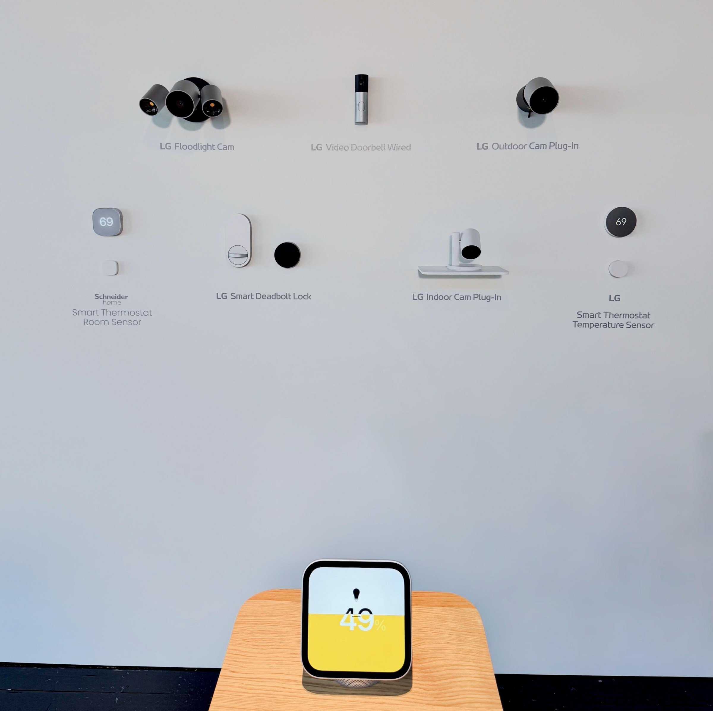 Khóa cửa LG, camera trong nhà và chuông cửa có hình của Apple Home Collection