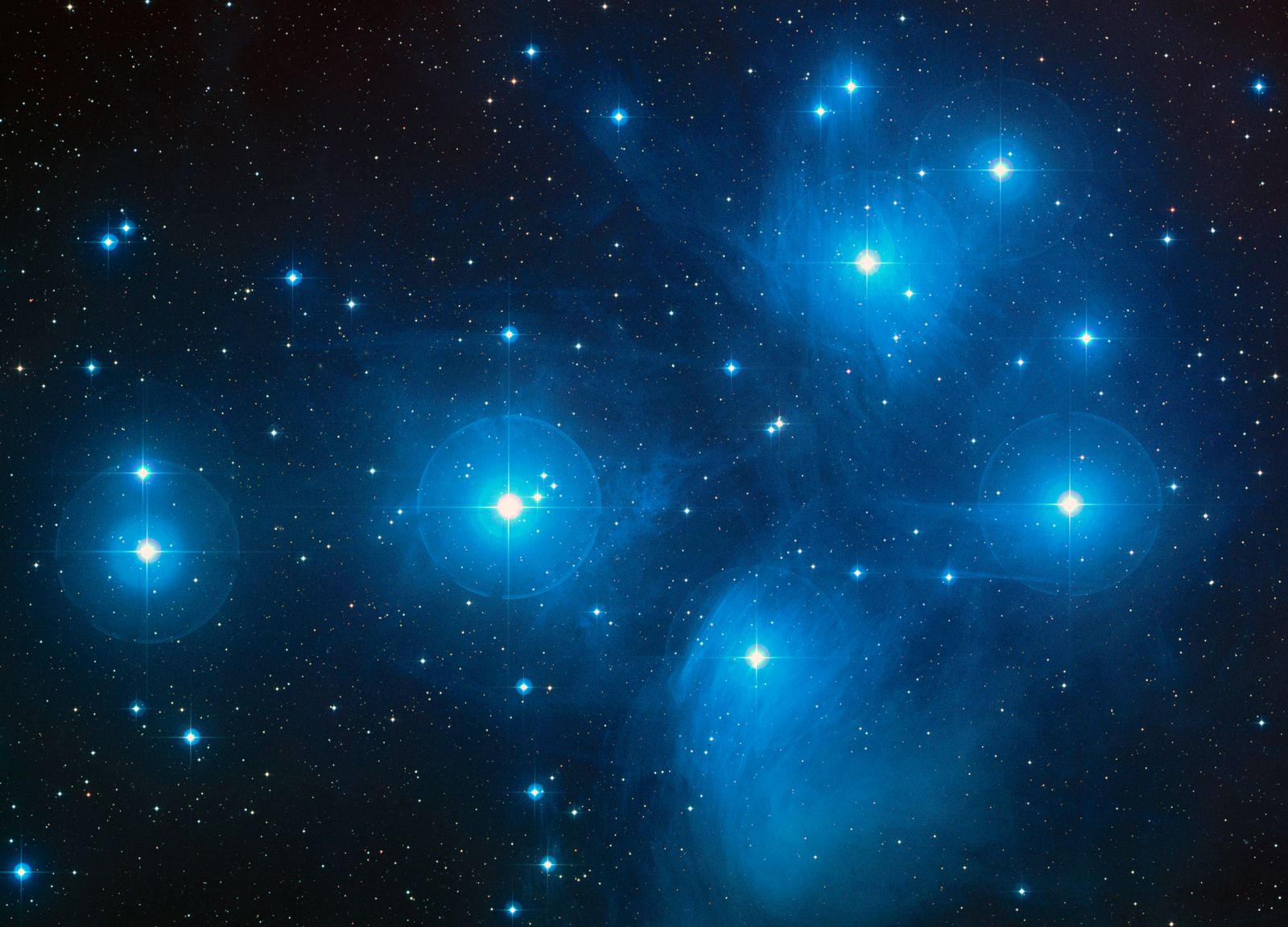 Cụm sao Pleiades nhìn qua kính thiên văn