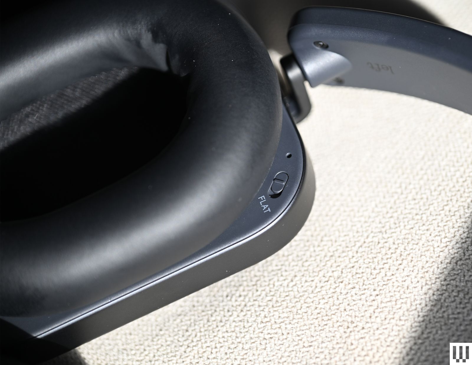 Nothing Headphone (1) Pro đặt trên mặt phẳng